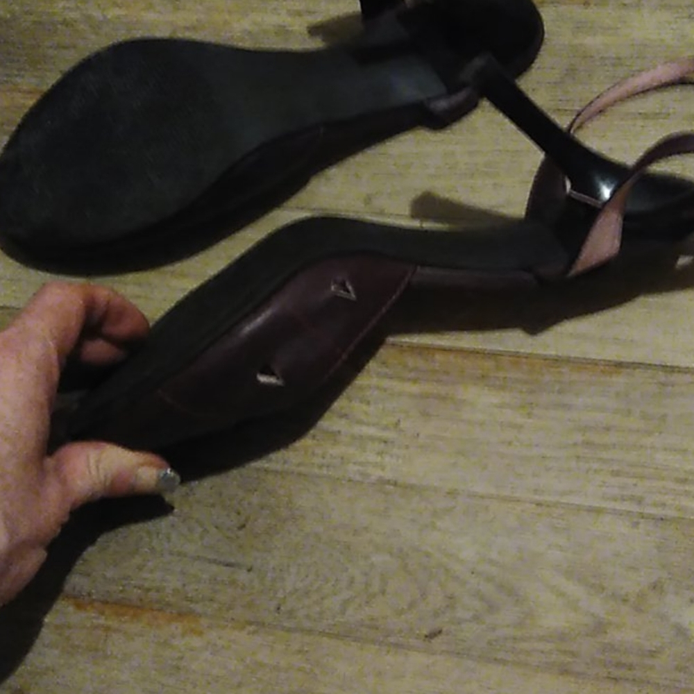 Size 7 maroon strap around the ankle heels - Picture 3 of 4
